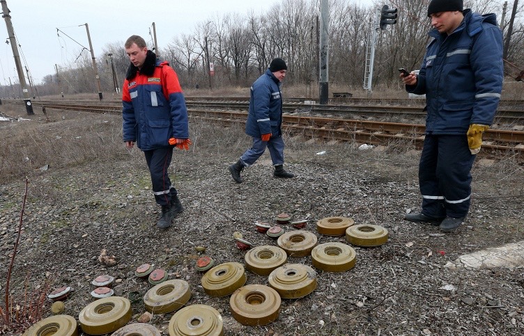 20151115 Poroshenko- We'll Finance De-mining Donbass